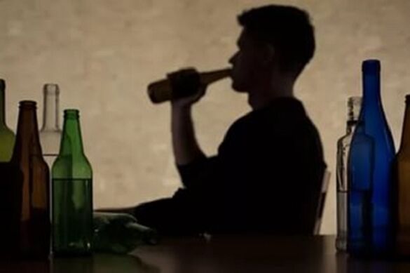 Un bărbat consumă alcool